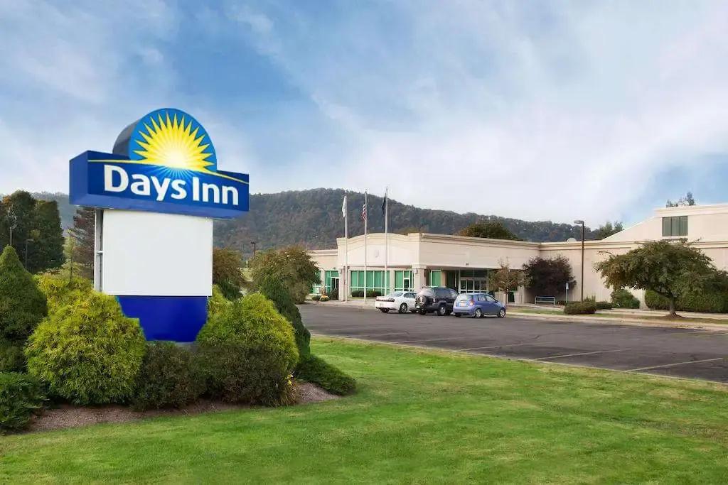 Days Inn by Wyndham Warren - главное фото