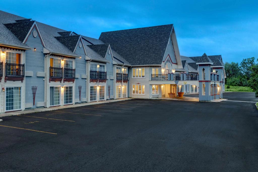 Days Inn by Wyndham Edmundston - главное фото