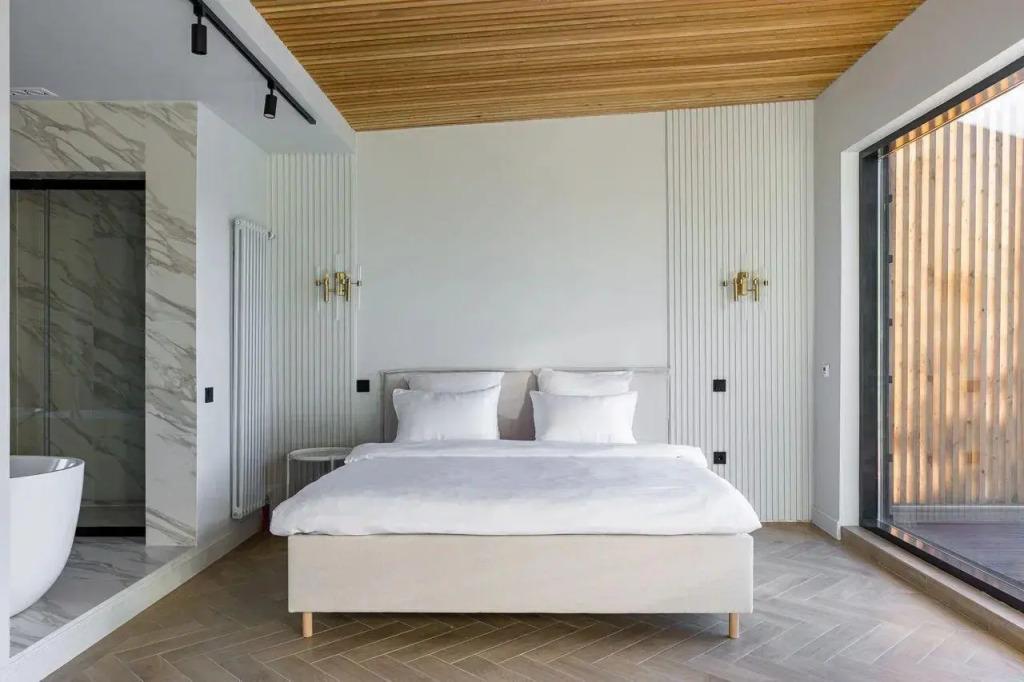 Уникальная Вилла на берегу озера - главное фото