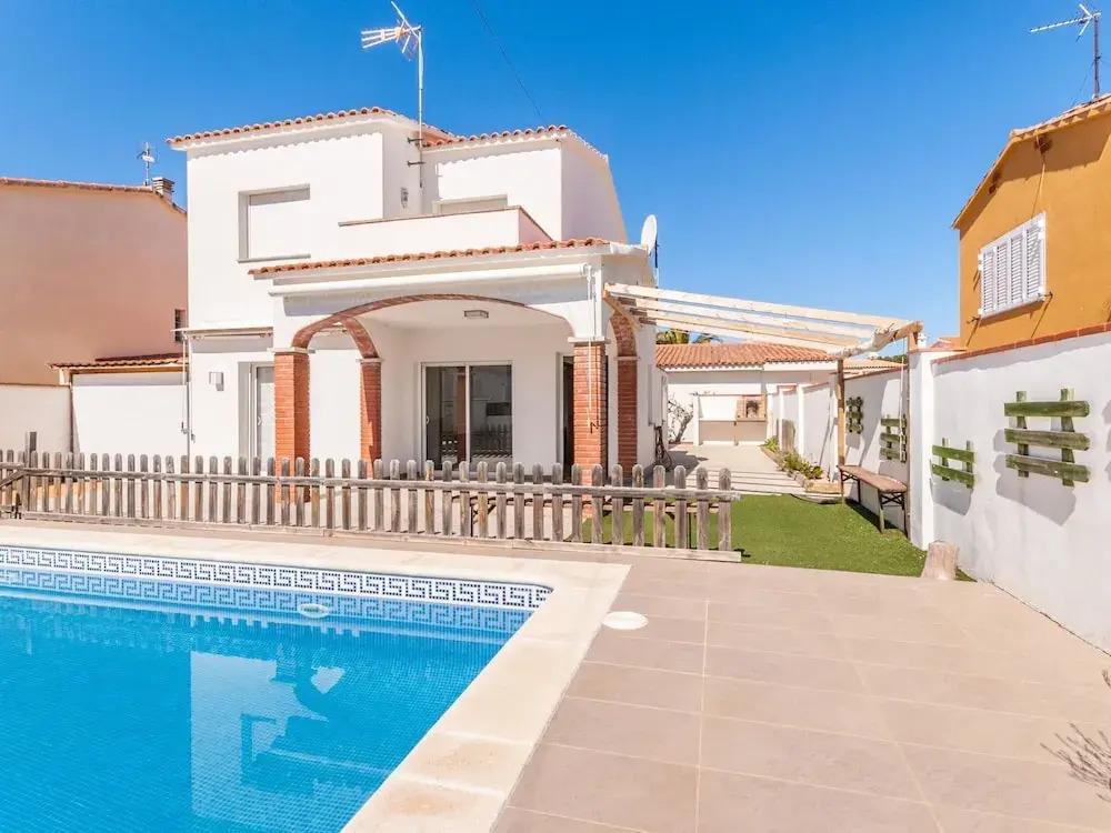 Holiday Home in L'escala With Private Swimming Pool - главное фото
