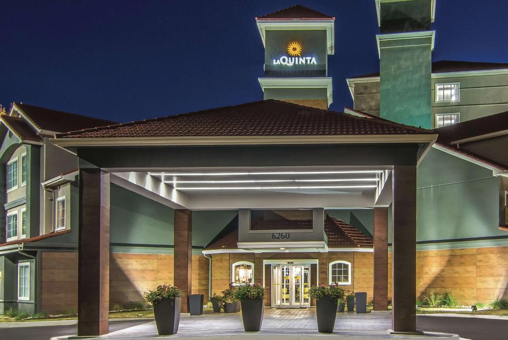 La Quinta Inn & Suites by Wyndham Atlanta Perimeter Medical - главное фото