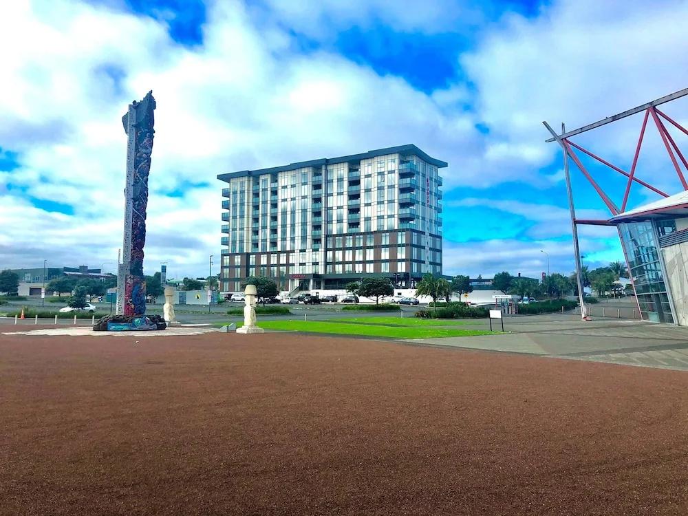 Ramada Suites by Wyndham Manukau - главное фото