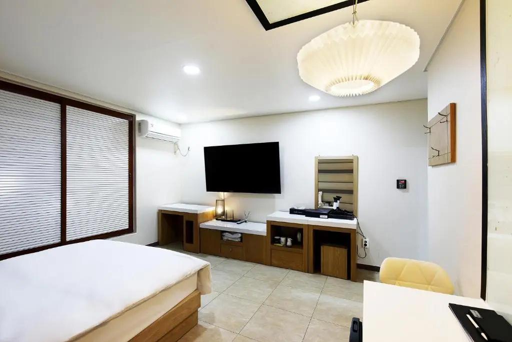 White Tourist Hotel - главное фото