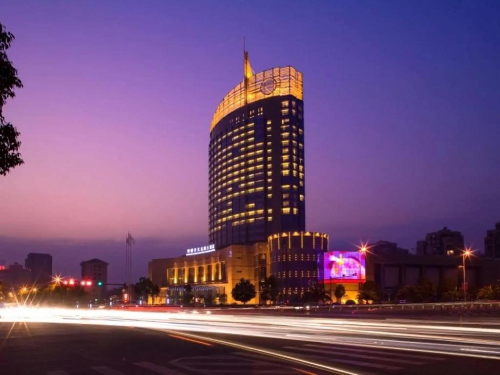Huaqiao New Century Grand Hotel - главное фото