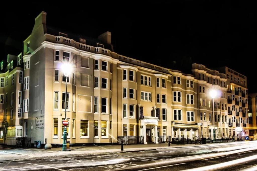 The Old Ship Hotel - главное фото