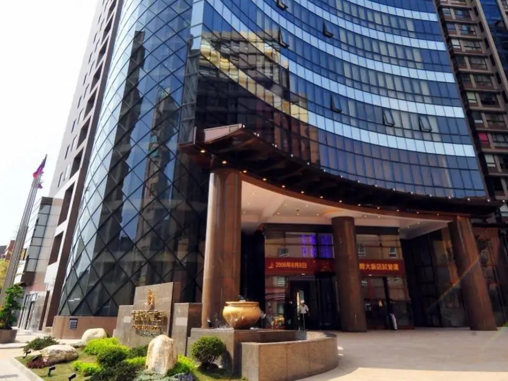 Monarch Skyline Hotel - главное фото