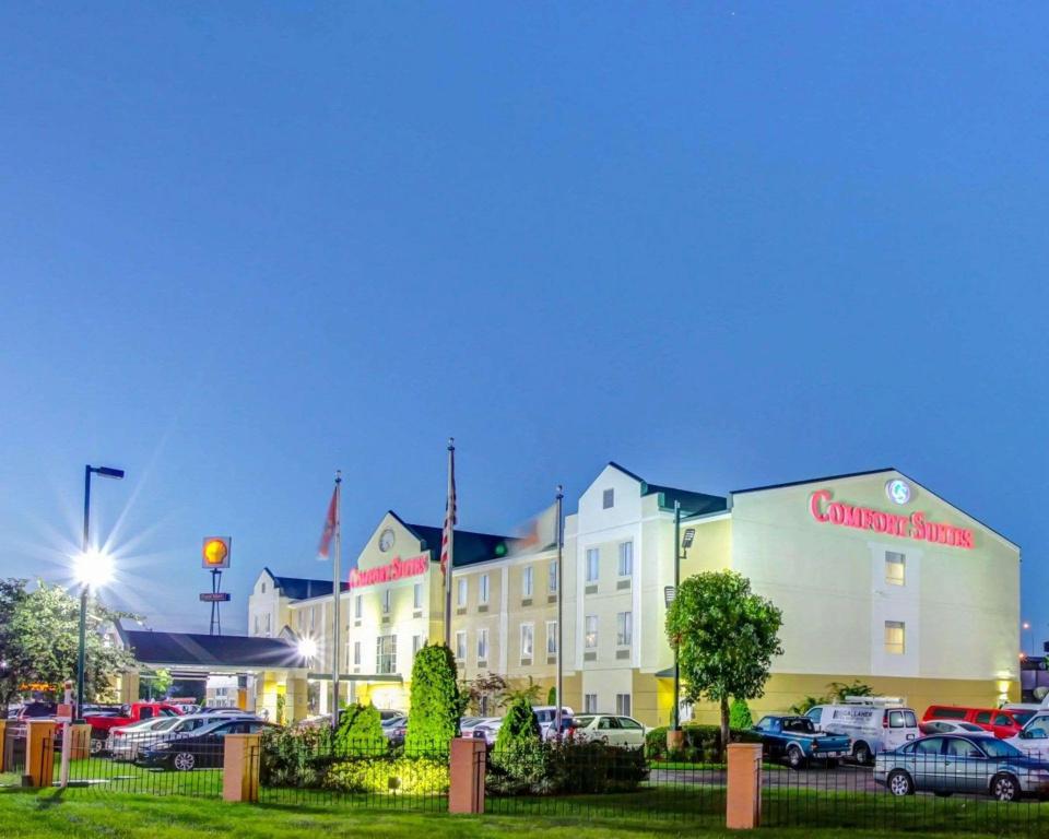 Comfort Suites At Rivergate Mall - главное фото