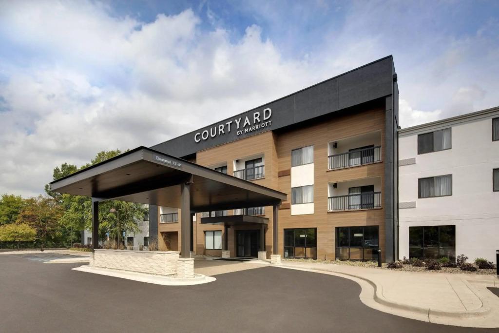 Courtyard by Marriott Grand Rapids Airport - главное фото