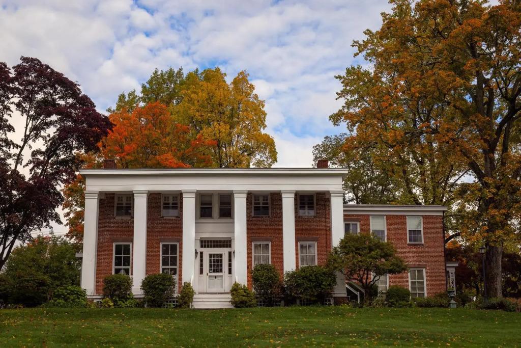Cromwell Manor Inn - главное фото