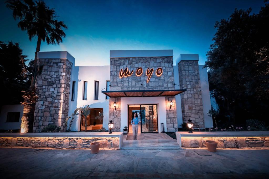 Moyo Beach Hotel - главное фото