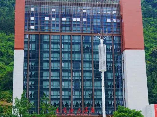 Baoxing Jiajinshan Hotel - главное фото