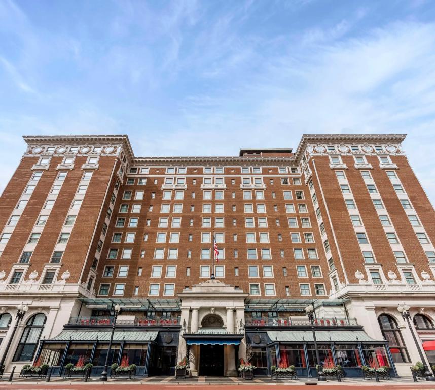 Amway Grand Plaza, Curio Collection by Hilton - главное фото