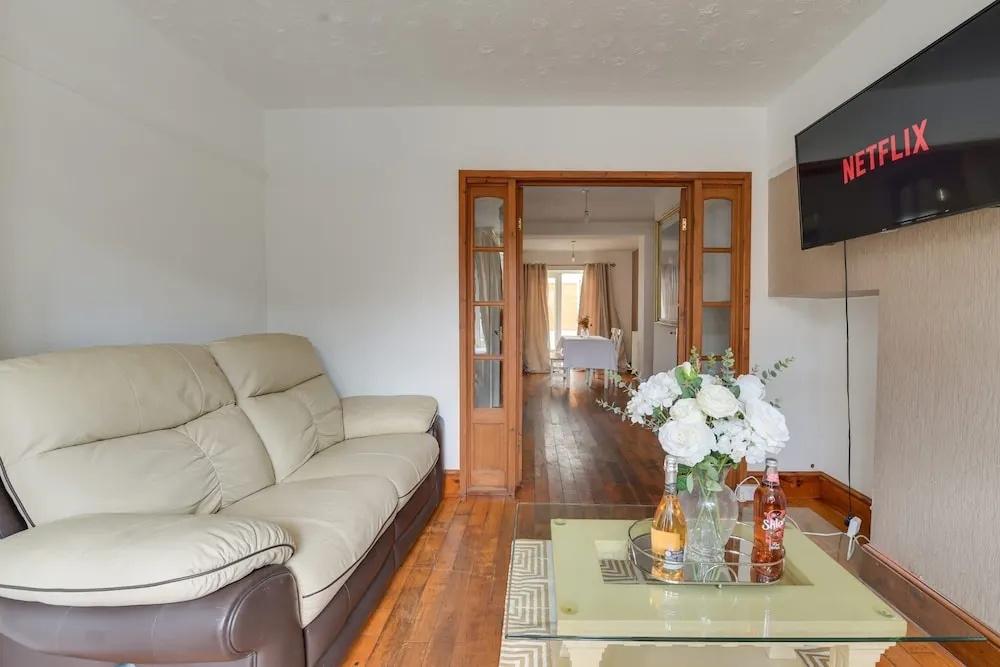 Remarkable 3-bed House in Middleton Manchester - главное фото