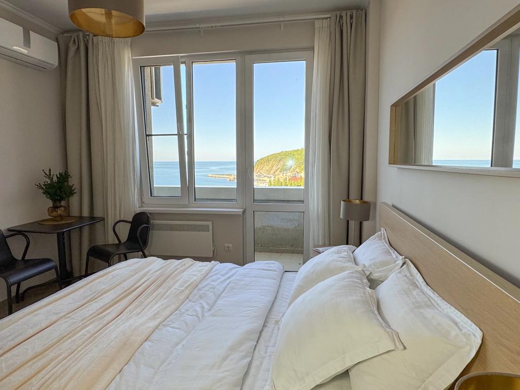 Апартаменты c балконом и видом на море - главное фото