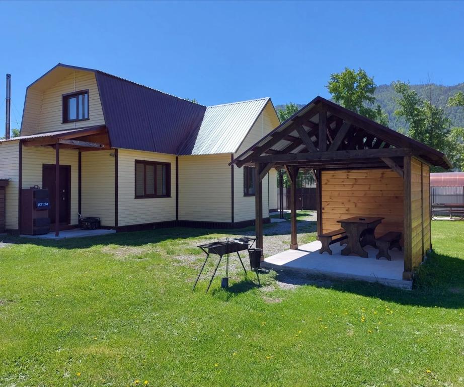 Частный дом с двумя спальнями и кухней на Чемальской - главное фото