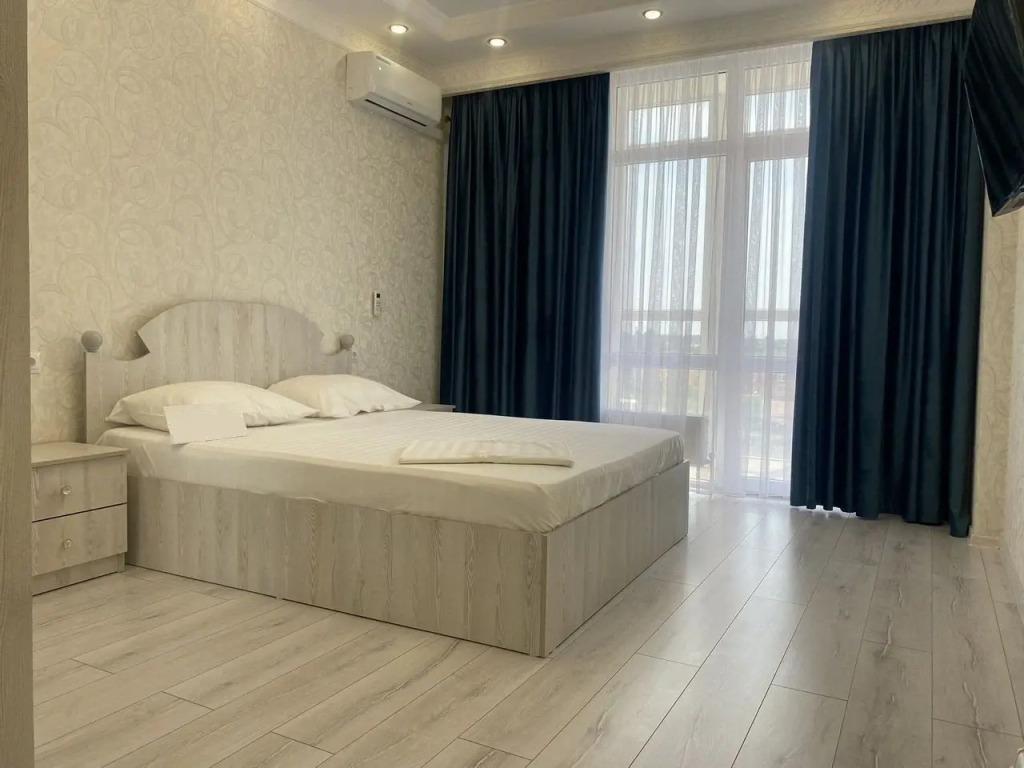 Квартира однокомнатная с видом из окна на озеро - главное фото