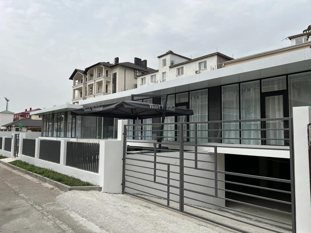 Отель Holiday - главное фото