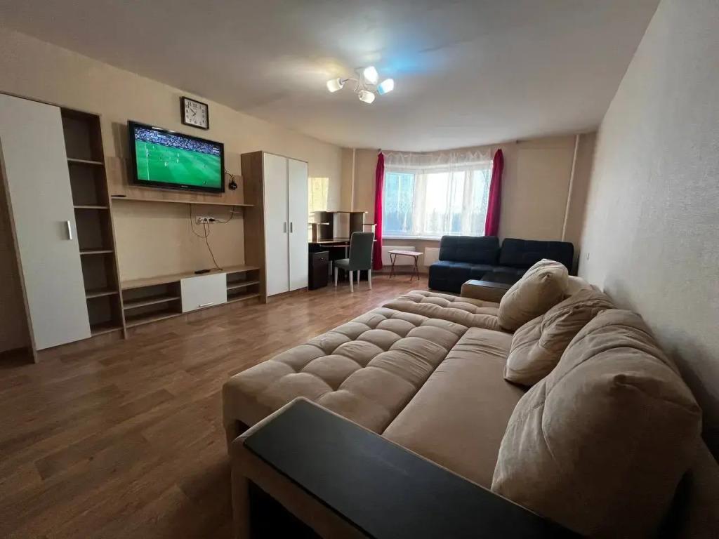 Апартаменты Просторная 3-к на Квартал Первомайском - главное фото