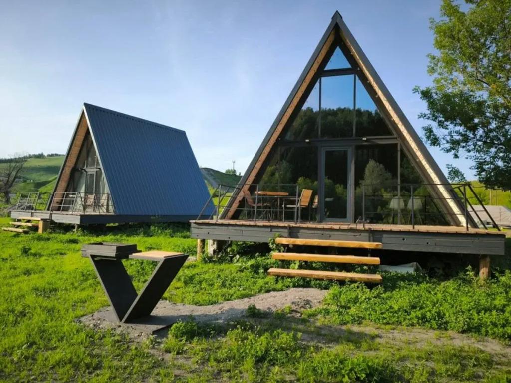 Шале двухэтажный А-фрейм с панорамным остеклением и террасой - главное фото