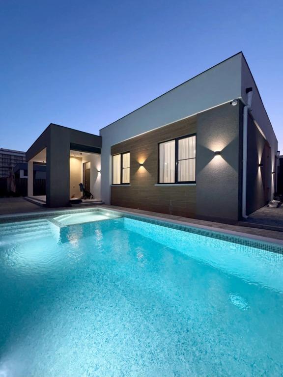 Вилла в 12 минутах от моря с подогреваемым бассейном - главное фото