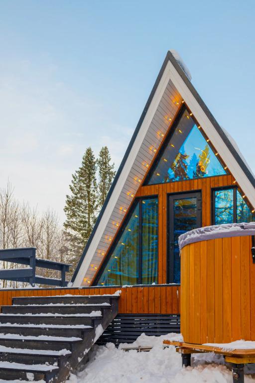 Гостевой дом А-Фрейм с камином и купелью - главное фото