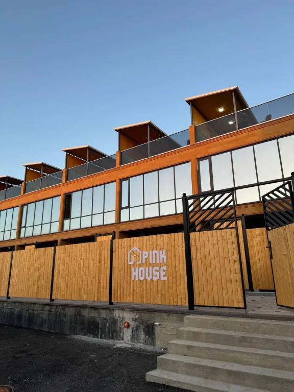 Частный дом Pink House - главное фото