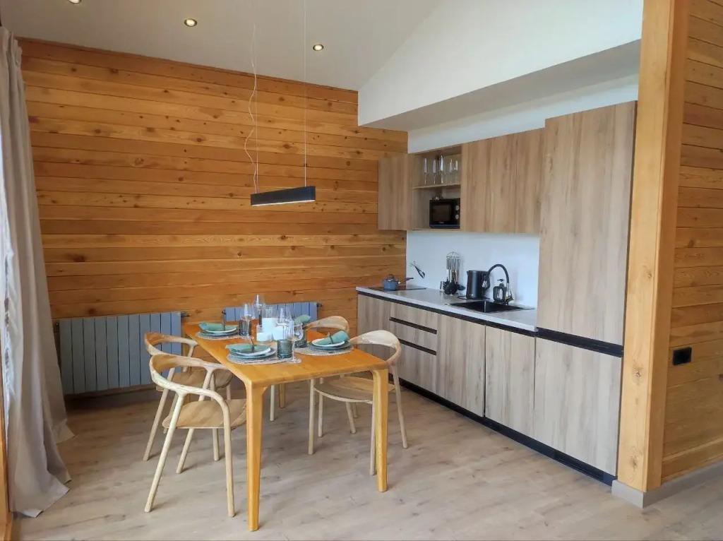 Коттедж Экоранчо Home Резорт Лодж с купелью - главное фото