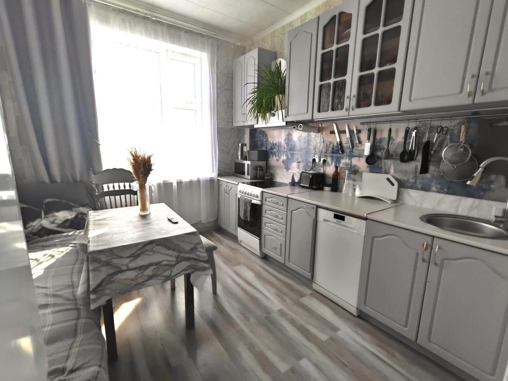 Квартира уютная с большой кухней - главное фото