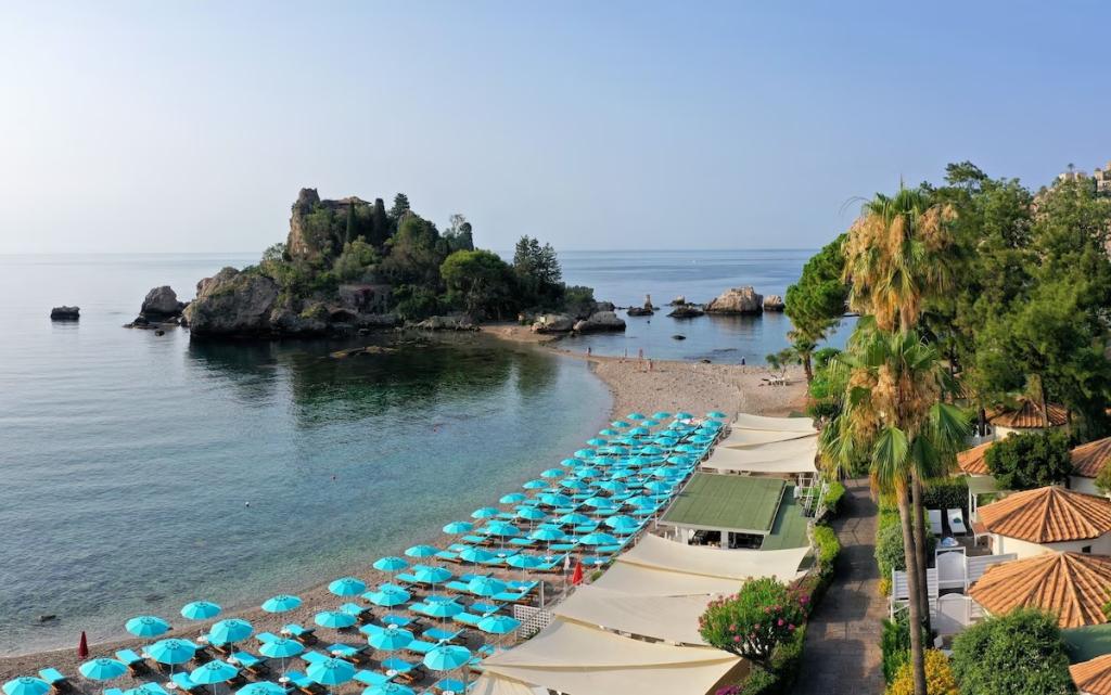 Курортный отель La Plage Resort - главное фото