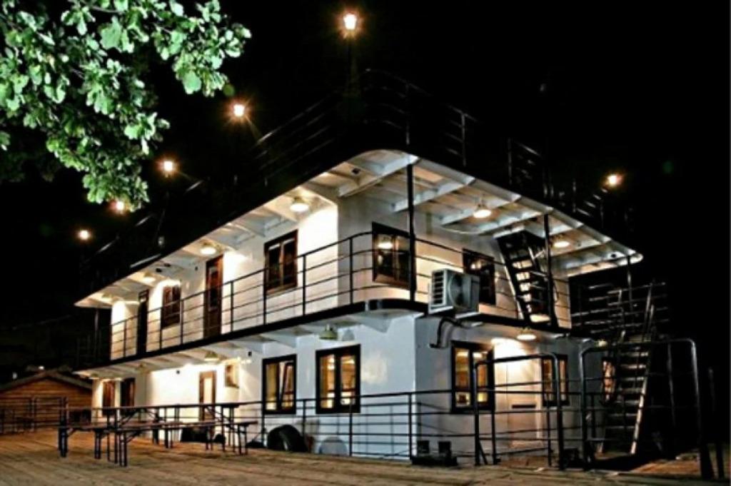 Дебаркадер базы отдыха Мастер - главное фото