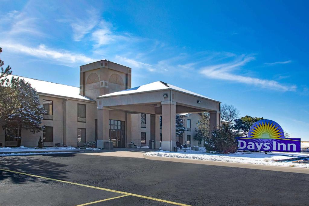 Days Inn & Suites by Wyndham Cuba - главное фото
