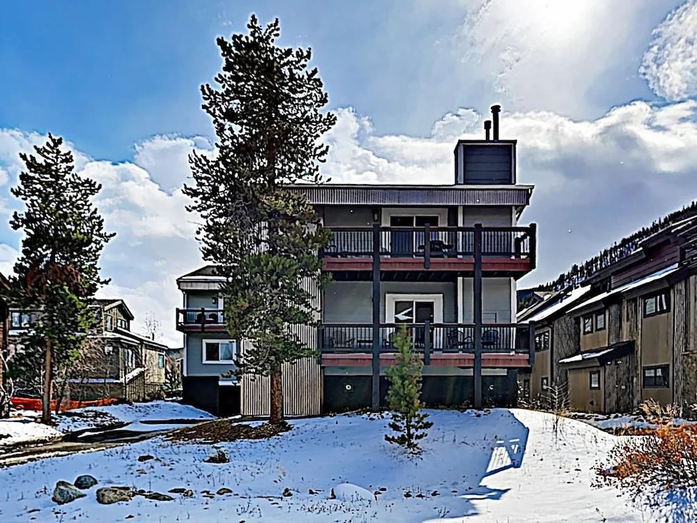 New Listing! Mountain-view Getaway: Stroll To Town 2 Bedroom Condo - главное фото