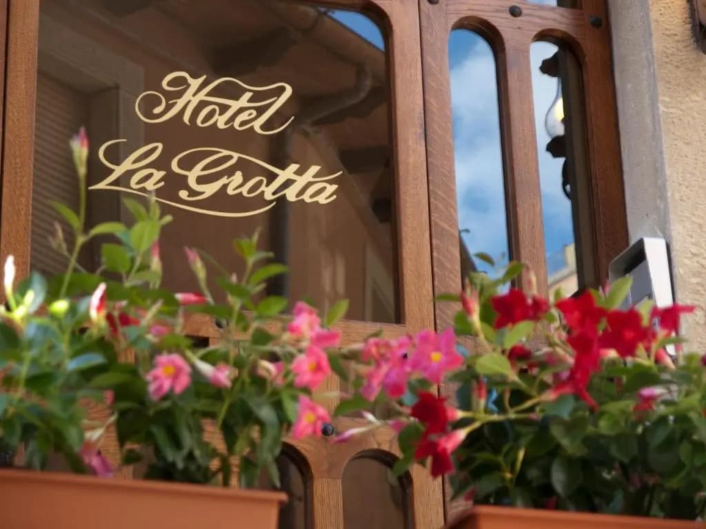 Hotel La Grotta - главное фото